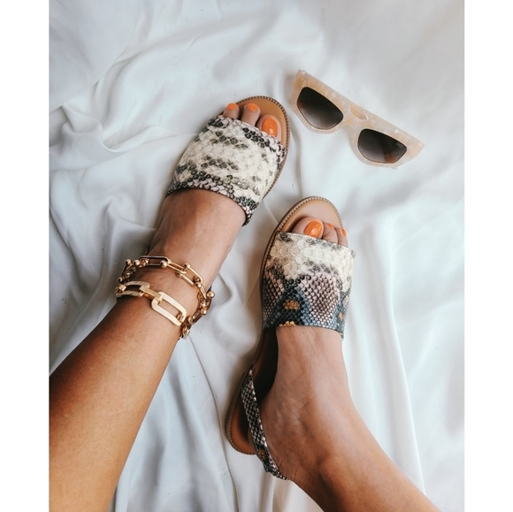 🚨FEW PAIRS LEFT// Snake print Sandal - Picture 4 of 6